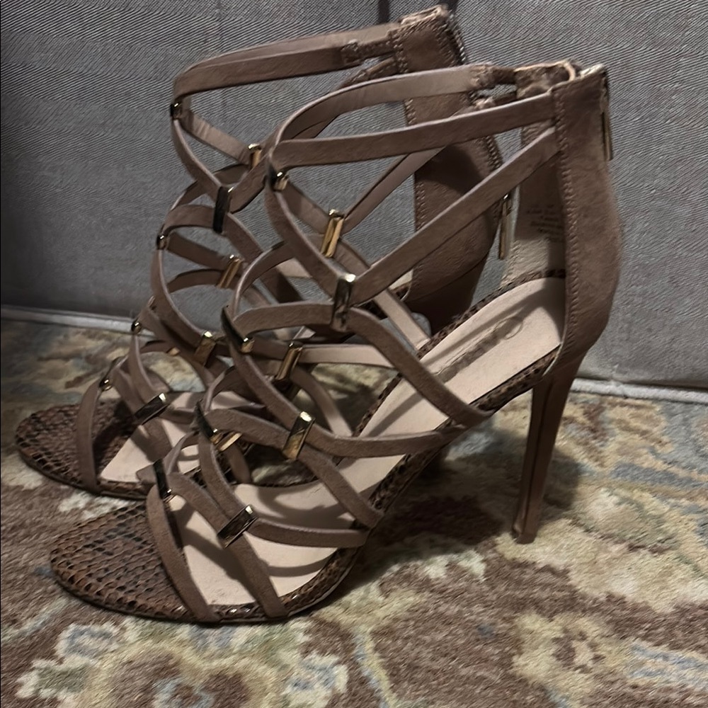 Beautiful tan stray heels. Excellent condition.